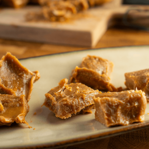 Keto fudge met pindakaas: lichtbruin en licht kruimelig, gemaakt met ingrediënten zoals amandelboter en kokosolie. Een koolhydraatarme snack ideaal voor gewichtsverlies en een gezond dieet.
