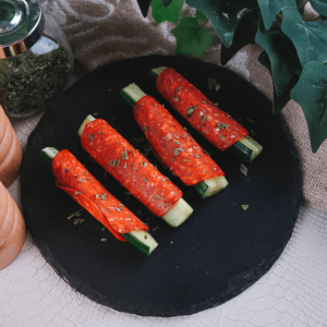 Koolhydraatarme komkommer chorizo hapjes. Een hartige keto en koolhydraatarme snack voor gewichtsverlies en een gezond dieet