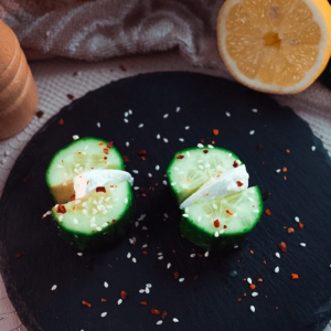 Keto komkommer mozzarella burgers. Een frisse keto en koolhydraatarme snack voor gewichtsverlies en een gezond dieet