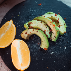 Koolhydraatarme avocadospread met citroen en chilivlokken. Een eenvoudige, frisse snack voor een koolhydraatarm dieet en gezond gewichtsverlies.