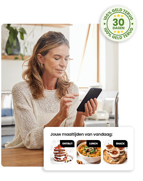 Een vrouw gebruikt een smartphone in de keuken om haar persoonlijke maaltijdplan van de dag te bekijken in de Gezonderecepten.nl app — met ontbijt, lunch en snacks en een 30-dagen geld-terug-garantie