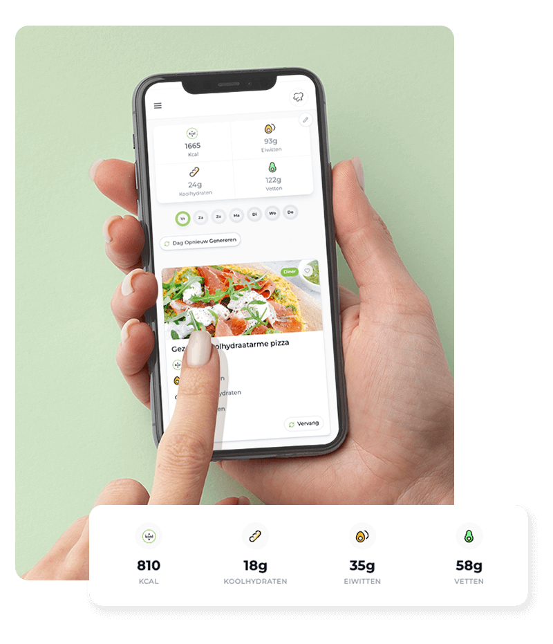 Een hand houdt een smartphone vast met de Gezonderecepten.nl maaltijdplanner app geopend op een Nederlands recept voor koolhydraatarme pizza, met voedingswaarden zoals calorieën, koolhydraten, eiwitten en vetten.