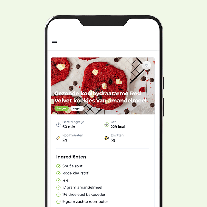 Een smartphonescherm met een recept voor gezonde koolhydraatarme Red Velvet koekjes van amandelmeel in de Gezonderecepten.nl maaltijdplanner app — met bereidingstijd, calorieën, koolhydraten en eiwitten.