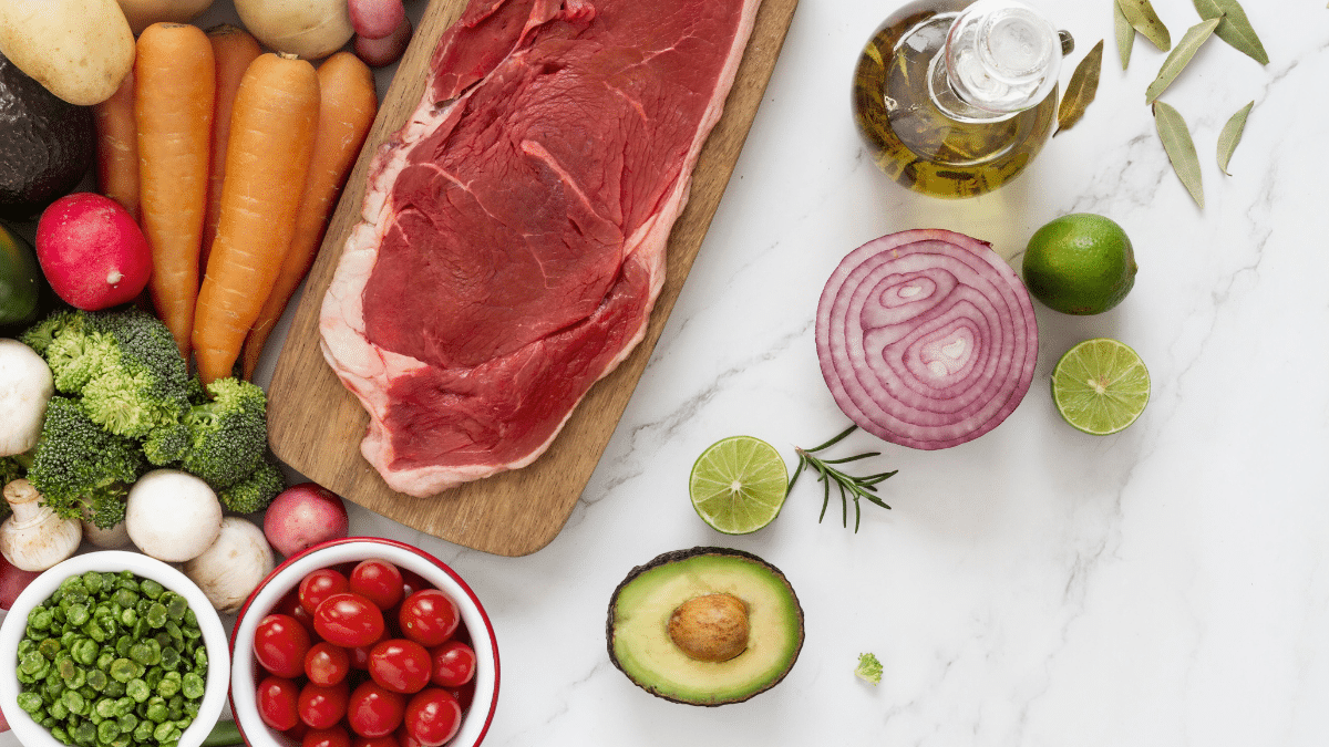 Carnivoor dieet ingrediënten met rood vlees, avocado en groenten
