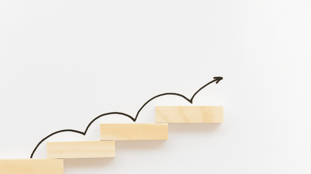 houten blokken met stijgende pijl als symbool voor groei en vooruitgang