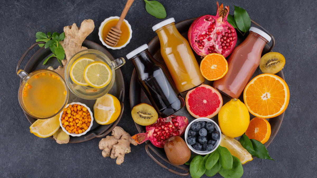 Vers fruit, gember, honing en sappen met citroen, sinaasappel en granaatappel vol vitamine C en antioxidanten voor een sterk immuunsysteem.