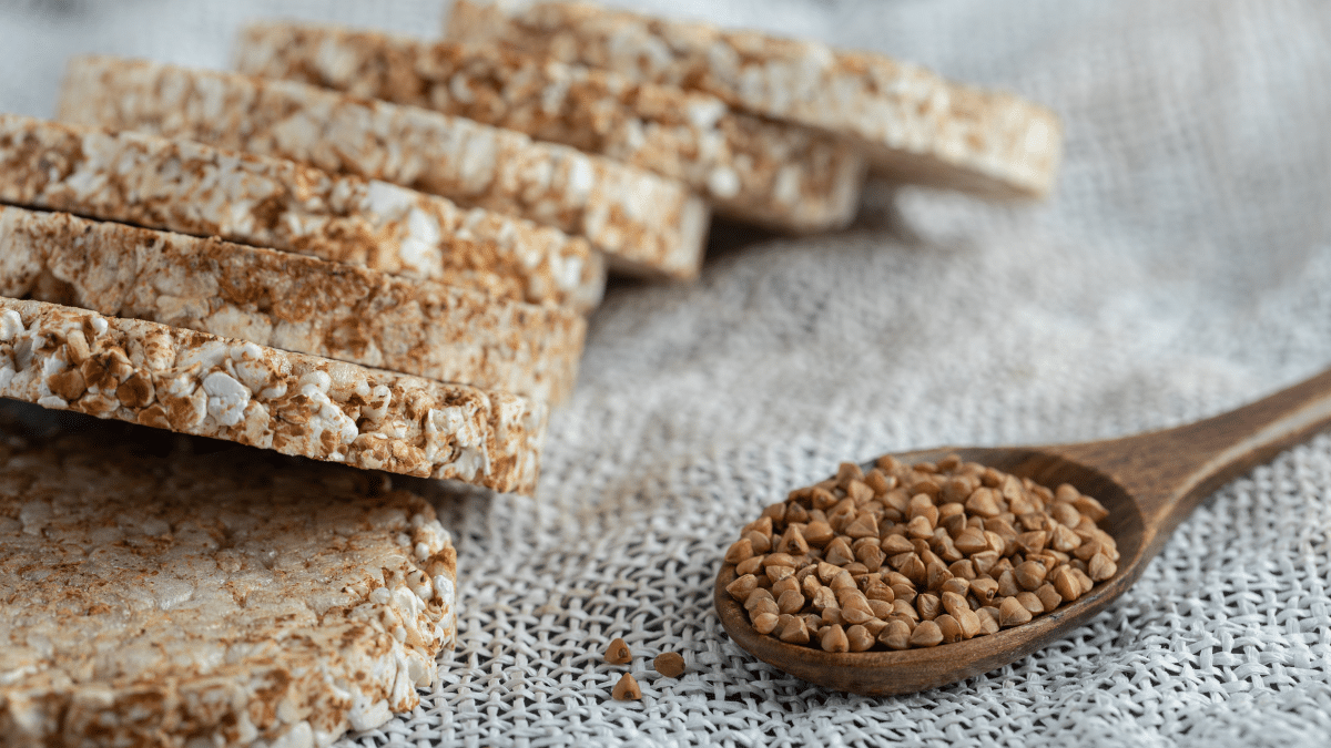 Boekweit en rijstwafels op linnen ondergrond – bron van complexe koolhydraten en vezels