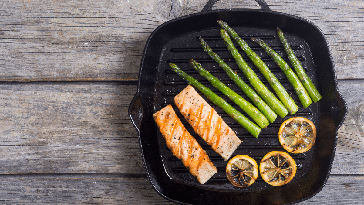 Gegrilde zalm met groenten – maaltijd rijk aan omega-3 vetzuren en gezonde vetten.