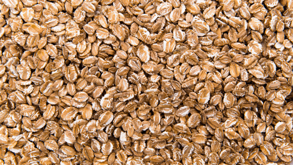 Close-up van volkoren havervlokken, een voedzame en gezonde basis voor het ontbijt die helpt bij gewichtsverlies en een gezond dieet.