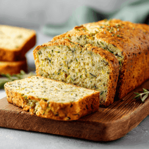 Koolhydraatarm courgette brood met een subtiele kruidenmix, perfect voor een koolhydraatarm dieet.