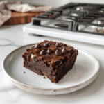 Smeuïge Paleo zoete aardappel brownie met fudgy structuur en pure chocolade chips bovenop.