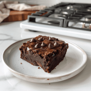 Smeuïge Paleo zoete aardappel brownie met fudgy structuur en pure chocolade chips bovenop.