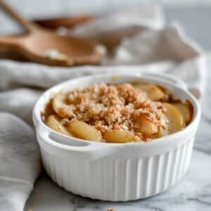 Paleo appelcrumble met kokos en amandelmeel gezonde Hollandse ovenschotel met gebakken appels, knapperige notenlaag en kaneel. Perfect paleo-dessert of ontbijt in Nederland, zonder geraffineerde suikers.