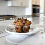 Paleo chocolade-banaan muffin met pure chocoladestukjes, luchtige structuur en natuurlijke zoetheid als gezonde ontbijt of snackoptie.