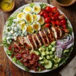 Paleo Cobb salade met kip, avocado, spek en ei gezonde en koolhydraatarme maaltijd, ideaal voor Paleo recepten in Nederland en België.