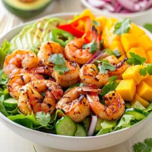 Paleo garnalen-mangosalade met verse mango, krokante groenten en sappige garnalen gezonde salade uit Nederland, perfect voor zomerse maaltijden.