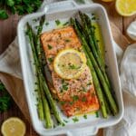 Paleo gebakken zalmfilet met geroosterde asperges en citroen gezonde koolhydraatarme maaltijd, ideaal voor Paleo recepten in Nederland en België.