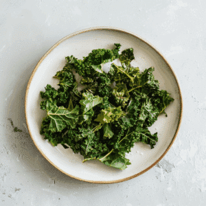 Verse boerenkoolbladeren, klaar om te worden omgetoverd tot knapperige, gezonde Paleo geroosterde boerenkoolchips.