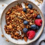 Gezonde Paleo granola met noten en kokos, rijk aan vezels en natuurlijke ingrediënten, ideaal voor ontbijt of snack in Nederland