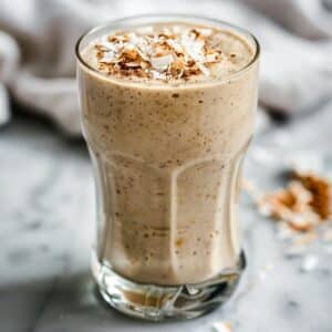 Paleo kokos-amandel ontbijtshake romige, eiwitrijke smoothie met kokosmelk en amandelboter. Gezonde start van de dag, populair in Nederland voor een snelle, voedzame ontbijtboost.