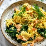 Gezond paleo roerei met verse spinazie en gerookte zalm, eiwitrijk ontbijt of lunch, ideaal voor een voedzame start van de dag in Nederland