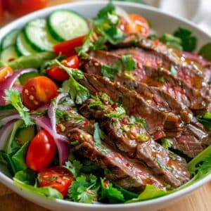 Paleo Thaise rundvleessalade met knapperige groenten en frisse limoendressing, geserveerd als lichte maaltijd in een gezonde keuken in Nederland