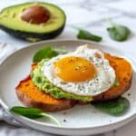 Gezonde Paleo zoete aardappel toast uit Nederland glutenvrij ontbijt met avocado, ei of notenboter, ideaal voor een voedzame start van de dag in Amsterdam of overal in Nederland.
