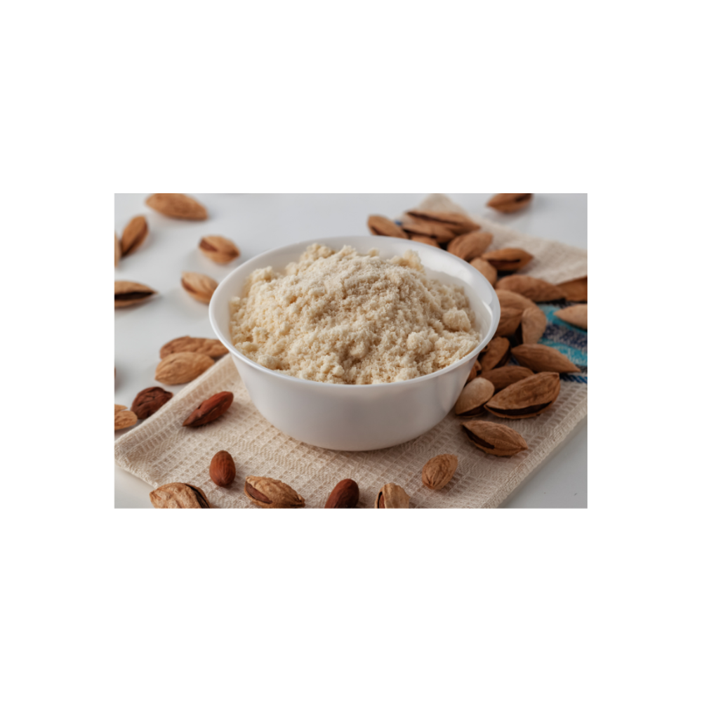 Close up van een kom gevuld met amandelmeel, omringd door hele amandelen. De afbeelding benadrukt de rol van amandelmeel als een veelgebruikt en natuurlijk ingrediënt binnen paleo bakken.