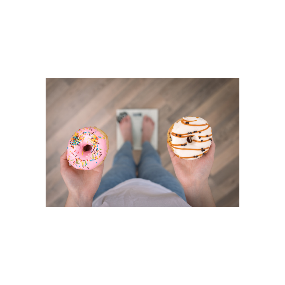 Illustratie van een persoon die op een weegschaal staat en twee donuts vasthoudt, als symbool voor hoe suiker en bewerkte producten invloed hebben op gewicht en gezondheid.