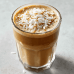 Keto cold brew kokos shake, een koolhydraatarme ijskoffie-shake met kokosmelk en cold brew koffie.