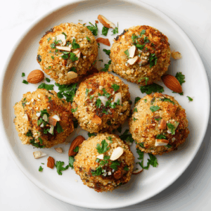 Keto amandel peper hapjes, goudbruin gebakken, klein en knapperig, gegarneerd met peterselie en geroosterde amandelen