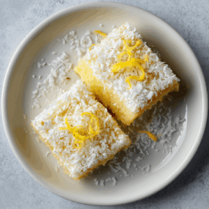 Keto citroen kokos blokjes met romige kokos topping, koolhydraatarm dessert gebakken in een kleine ovenschaal