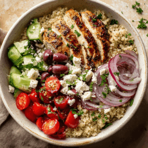 Voedzame mediterrane kip bowl met quinoa, feta en olijven, rijk aan eiwitten en vol frisse smaken. Perfect voor een gezonde en smaakvolle maaltijd.