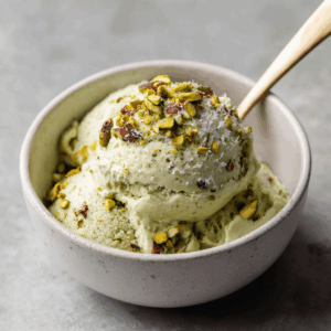 Romig en nootachtig Keto Pistache Kokos IJs met kokos en pistache, snel in te vriezen en perfect als verfrissend koolhydraatarm dessert.