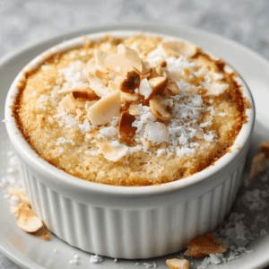 Smeuïge en nootachtige Keto Macadamia Kokoscake met amandelmeel en macadamia, perfect als snel en knus koolhydraatarm dessert.
