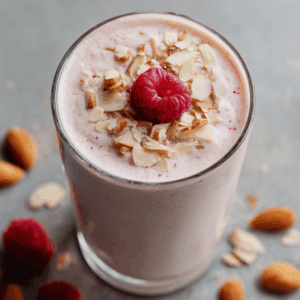 Verfrissende en romige Keto Frambozen Amandel Shake met frambozen en amandelboter, perfect voor een lichte en fruitige koolhydraatarme drank.