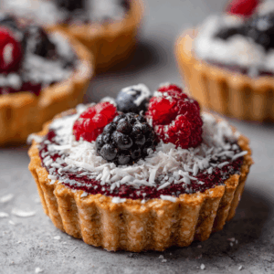 Romige en verfrissende Keto Bessen-Kokos Taart met een zachte korst en een heldere bessenlaag, perfect voor een lichte koolhydraatarme traktatie.