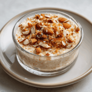 Romige en rijke Keto Amandel-Macadamia Cups met kokosroom en noten, perfect voor een zachte koolhydraatarme traktatie.