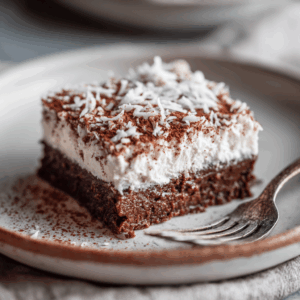 Rijk en romig Keto Chocolade Kokos Plakje met een romige chocoladebasis en een zoete kokoslaag, perfect als koolhydraatarme traktatie.