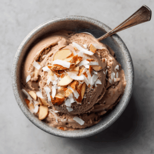 Romig en chocoladeachtig Keto Kaneel Cacao IJs met warme kaneel en een zachte kokosbasis, perfect voor een knusse koolhydraatarme traktatie.