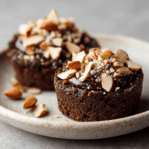 Smeuïge en rijke Keto Browniehapjes met amandelpasta en diepe cacaosmaak, perfect voor een koolhydraatarme chocoladebeleving.