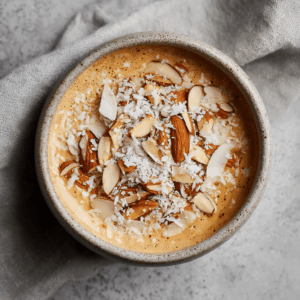 Romige keto amandel-vanille latte kom, koolhydraatarm, snel te maken, rijk aan gezonde vetten en perfect voor een cozy ochtend of als verwenmoment in de middag.