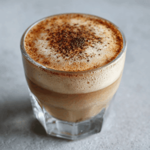 Rijke en romige keto espresso-kokosroom shot, koolhydraatarm en snel te maken. Perfect voor een krachtige koffiesmaak en een klein verwenmoment op elk moment.