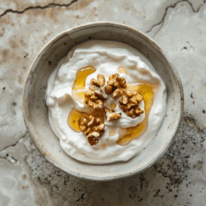 Griekse yoghurt met honing en walnoten: een romige mediterrane klassieker met natuurlijke zoetheid en een hartgezonde crunch. Eiwitrijk, glutenvrij en eenvoudig te maken.
