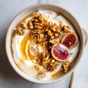 Een romig, natuurlijk zoet recept voor Griekse yoghurt met honing en walnoten – eenvoudig, gezond en heerlijk mediterraan voor ontbijt of dessert.