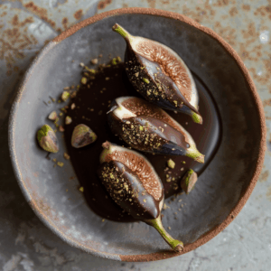 In chocolade gedoopte vijgen met pure chocolade en optioneel pistachenoten of walnoten. Een eenvoudig, elegant mediterraan dessert, natuurlijk zoet en rijk aan antioxidanten.